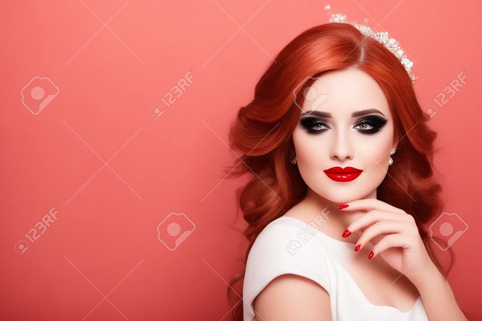Belle femme avec le portrait de maquillage de lèvres rouges