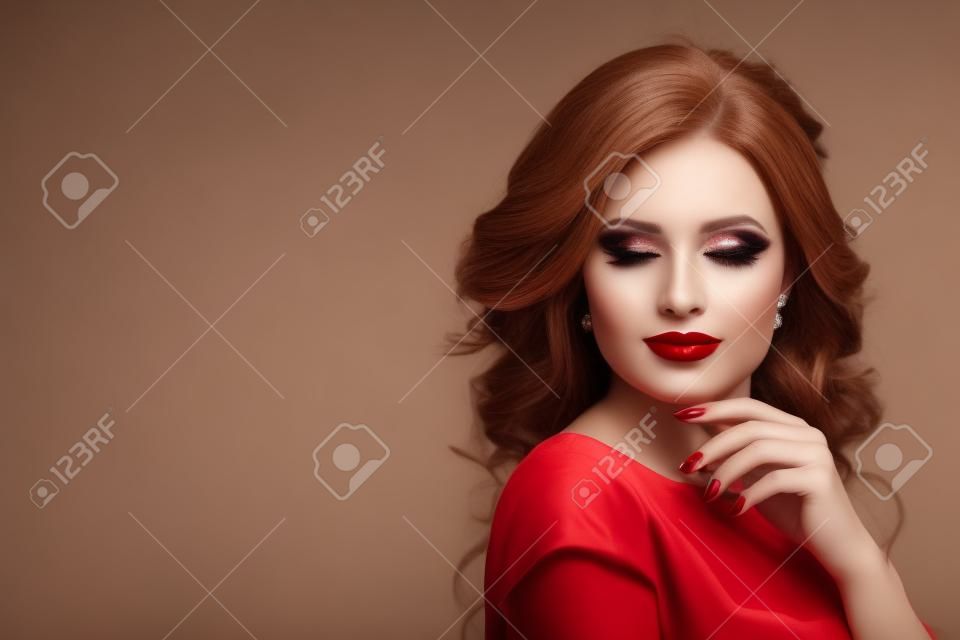 Belle femme avec le portrait de maquillage de lèvres rouges