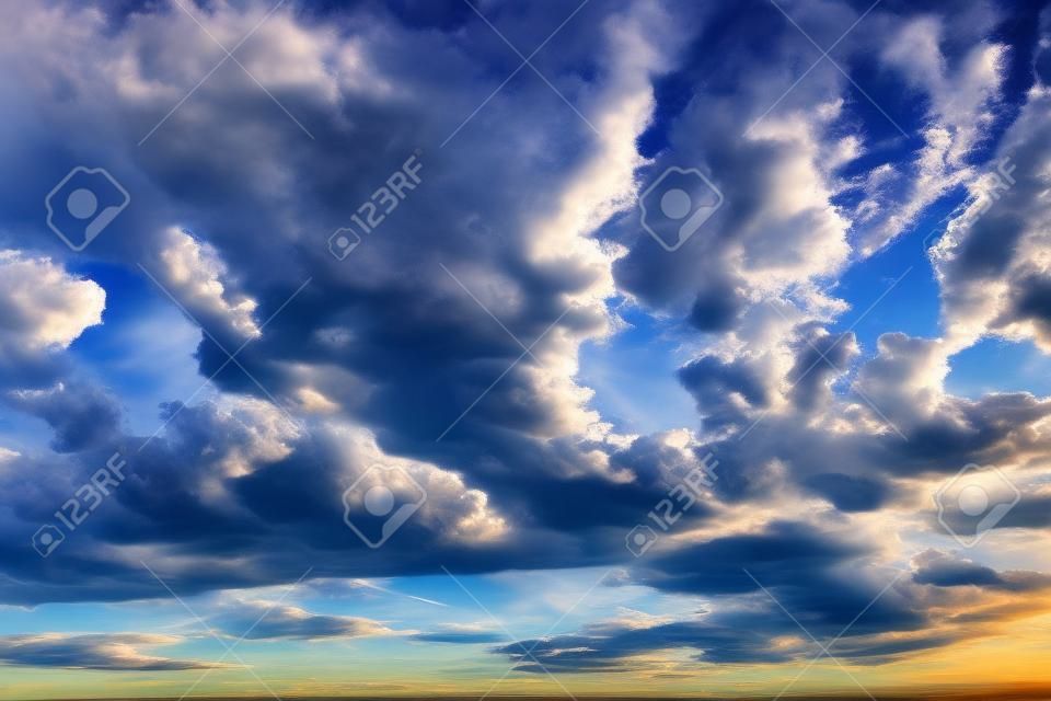 Fondo stupefacente delle nuvole del cielo. Belle nuvole in cielo on