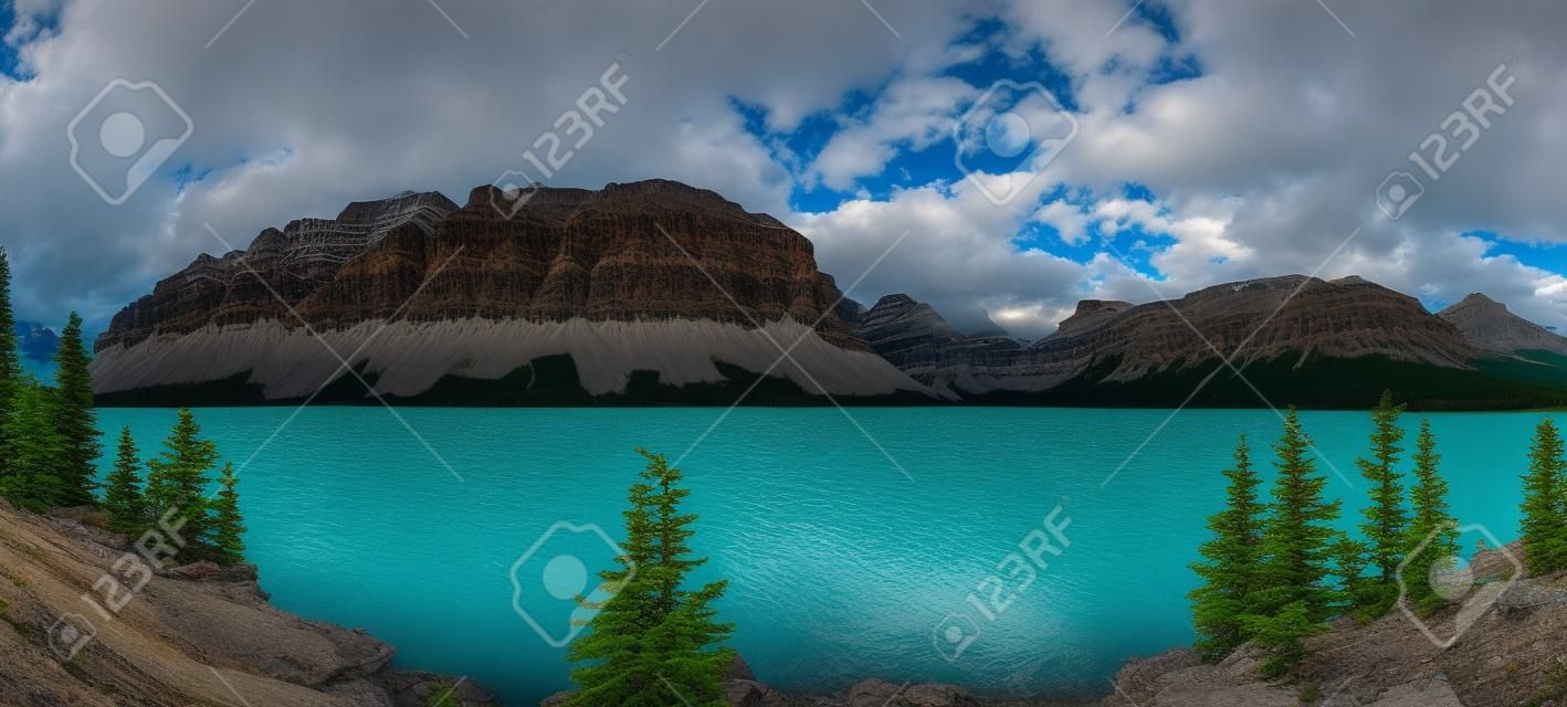 Panoramiczny widok na jezioro dziobowe z portalem w kanadyjskich górach skalistych w Parku Narodowym Banff