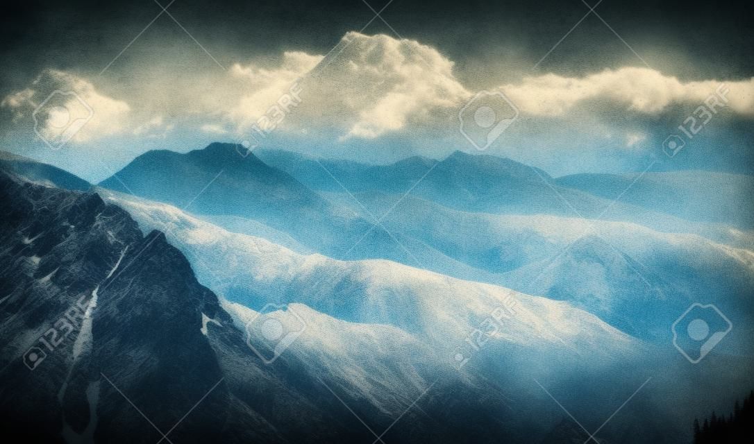 Belle montagne Tatra paesaggio. Foto con effetto mood vintage.