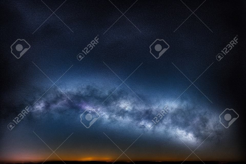 Via láctea e céu estrelado. Fundo da astrofotografia do céu da noite.