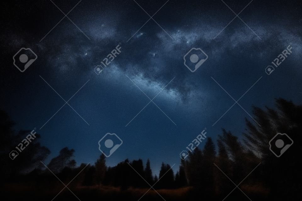農村の風景を夜の空。美しい夜の満天の星空、高 ISO 風景。