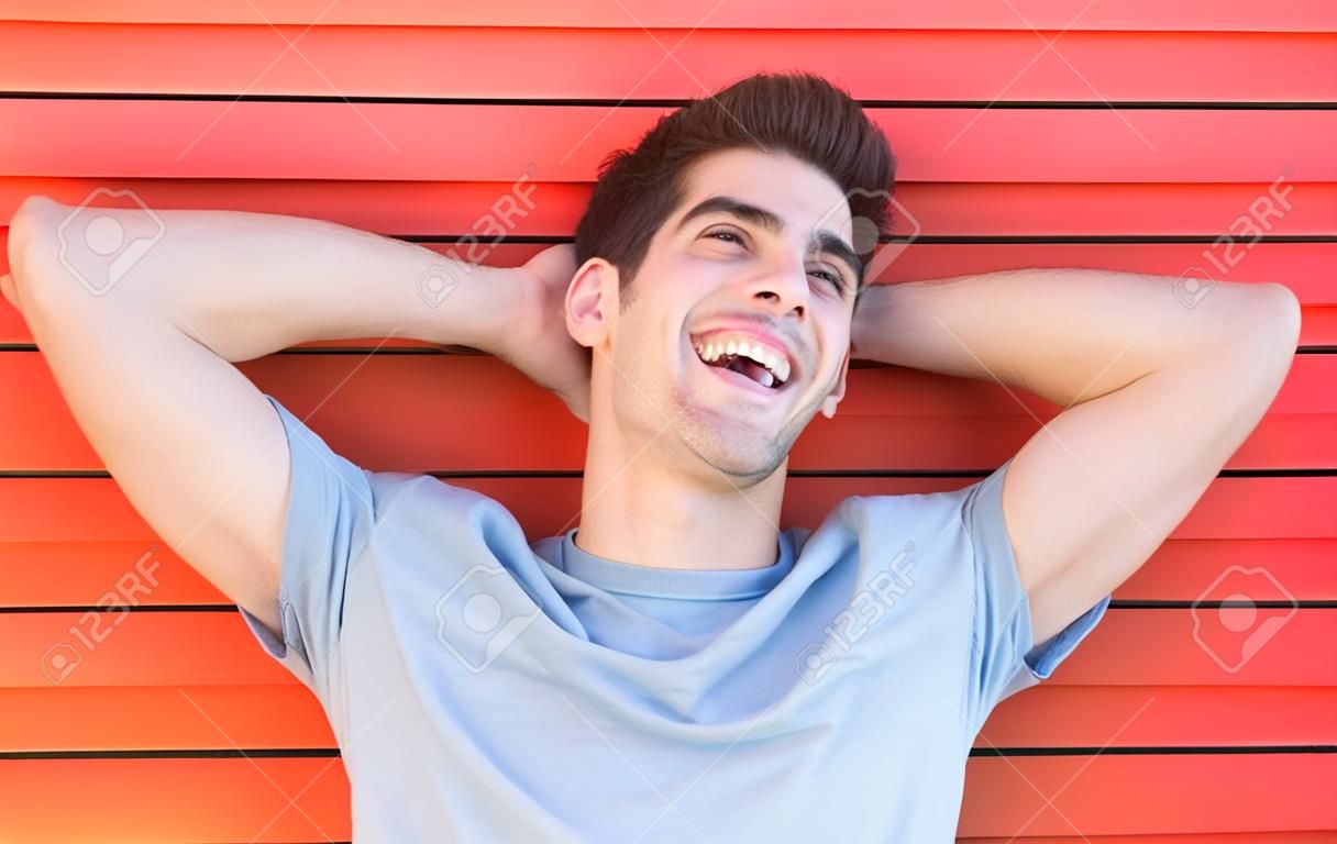 Horizontal retrato de un hombre joven y guapo riendo