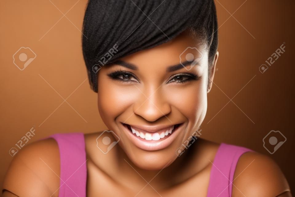 Gros plan le portrait d'une jolie femme afro-américaine souriant