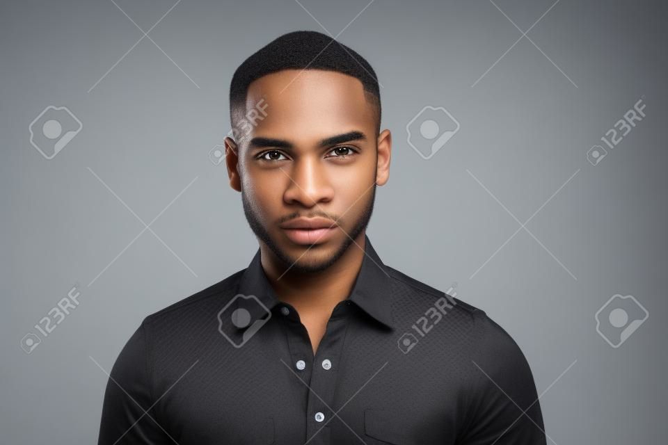 Close up retrato de um atraente jovem americano africano no fundo branco