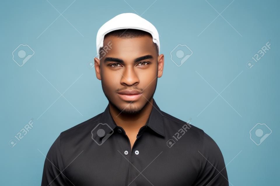Close up ritratto di un attraente giovane uomo afro-americano su sfondo bianco