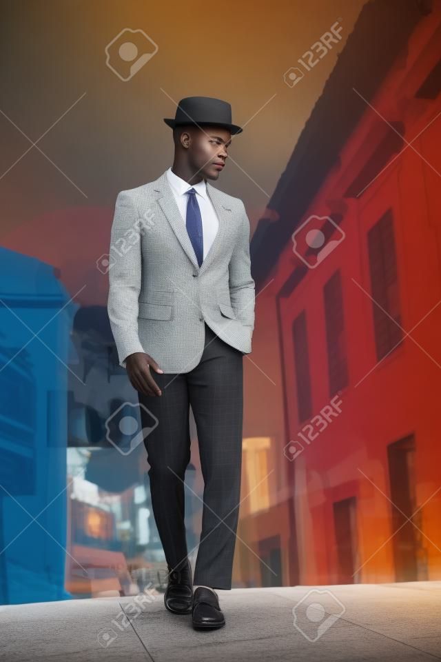 ヴィンテージスーツと街を歩く帽子でアフリカ系アメリカ人の男性モデルの全身肖像画