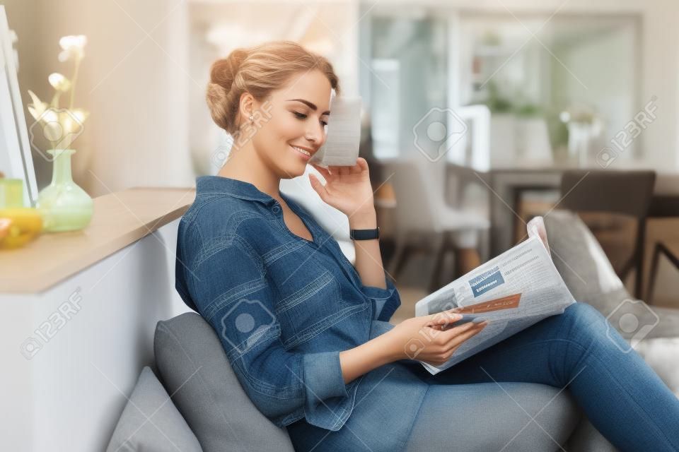 Seitenporträtfrau, die zu Hause sitzt und Zeitschrift liest