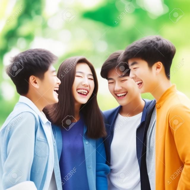 Gruppo di giovani amici asiatici felici all'aperto nel parco, concetto di stile di vita della gente