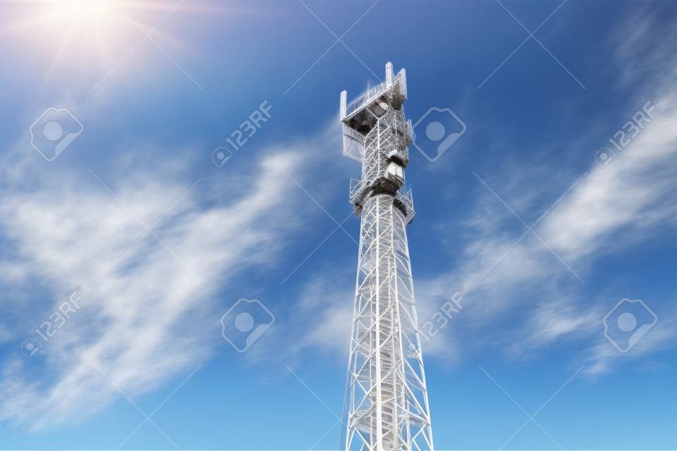 telefonturm telecom es bequem für mobil unter freiem himmel bei sonnenschein.