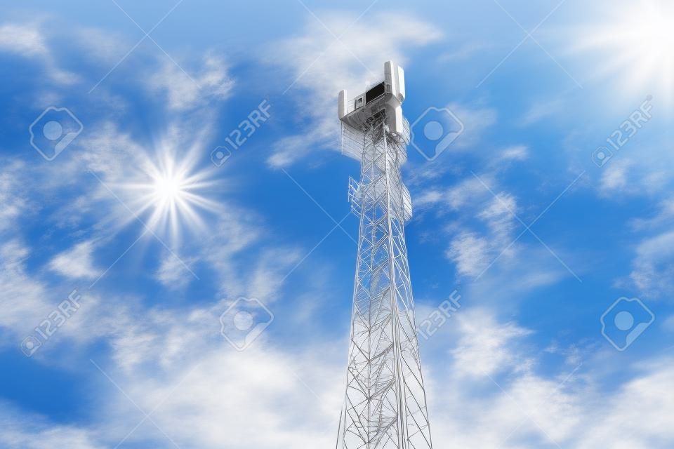 Wieża telefoniczna jest wygodna dla telefonów komórkowych pod gołym niebem w słońcu.