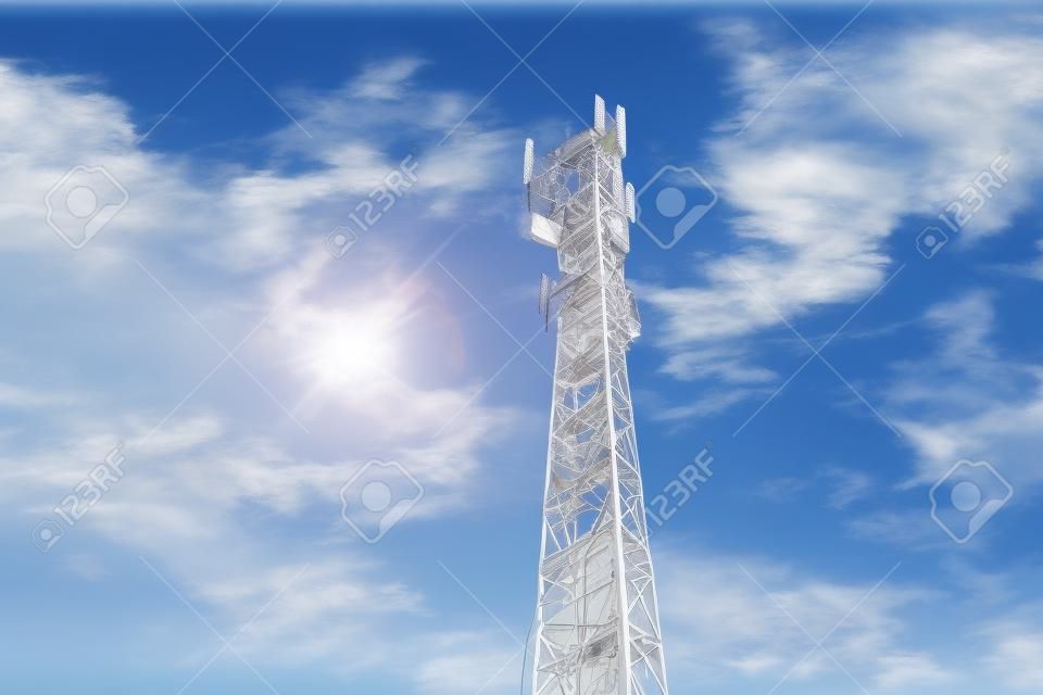 Telecomunicaciones de la torre del teléfono convenientemente para el móvil bajo el cielo con sol.