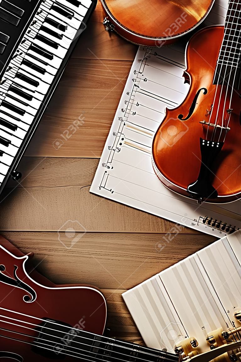 Vertikale Draufsicht auf verschiedene Musikinstrumente, Synthesizer, Gitarre, Saxophon, Violine, die auf Laken mit Musiknoten über Holzboden liegen, Musikinstrumente, Musikausrüstung