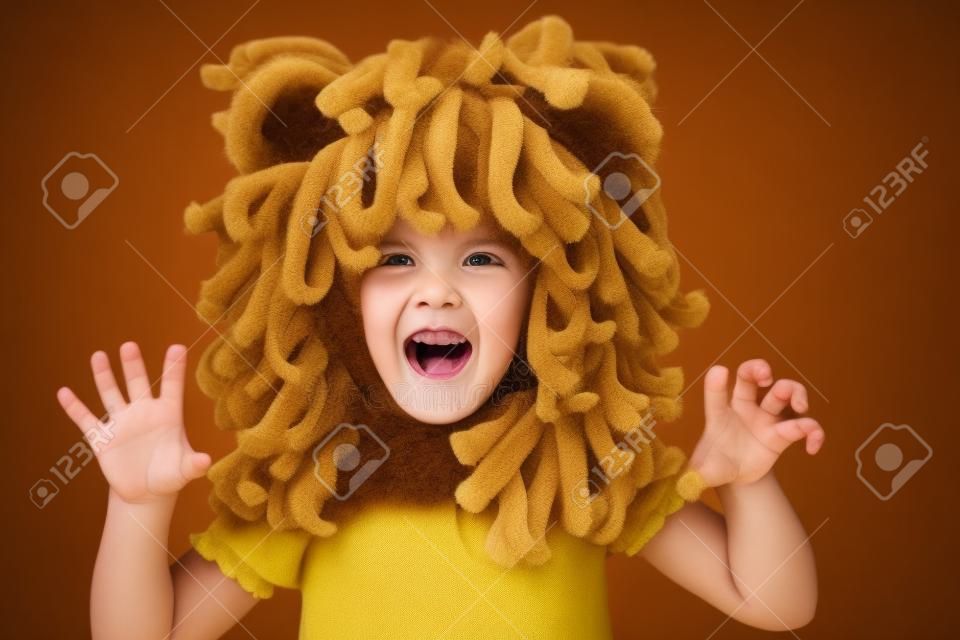 Petite fille avec le lion rugissant crinière costume
