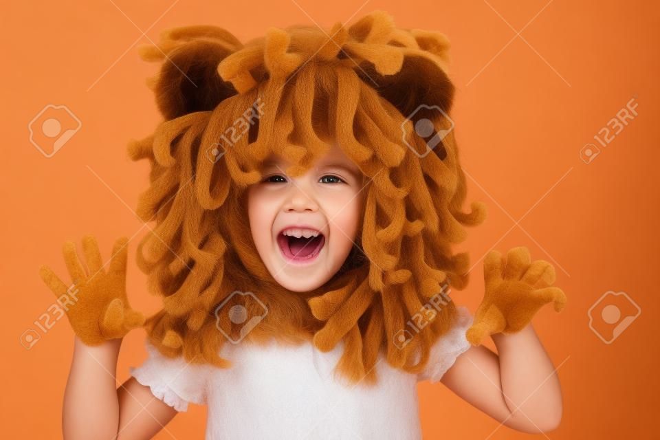 Kleines Mädchen mit Löwenmähne Kostüm tosenden