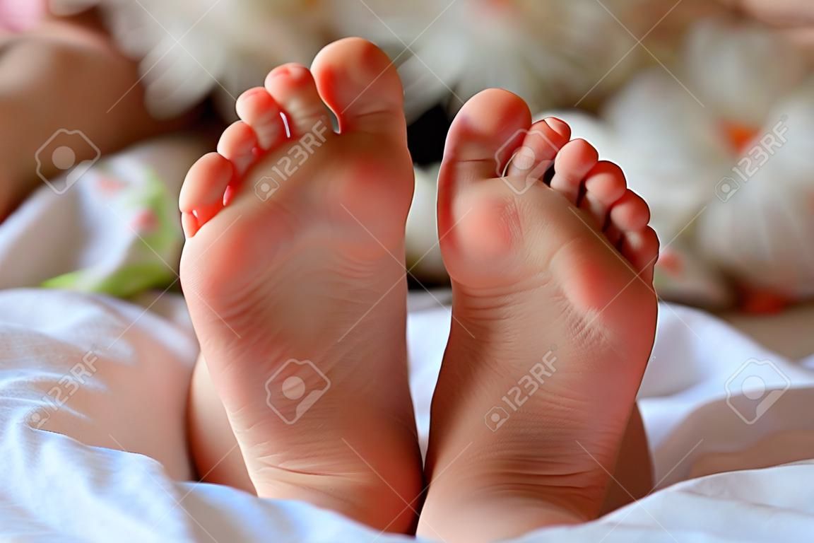 De tenen van jong meisje zijn gezond en mooi. Goed verzorgde tenen. Concept voor medische artikelen en zalven - het beeld van de tenen en voeten. Afbeelding van benen met ruimte voor inscripties en reclame.