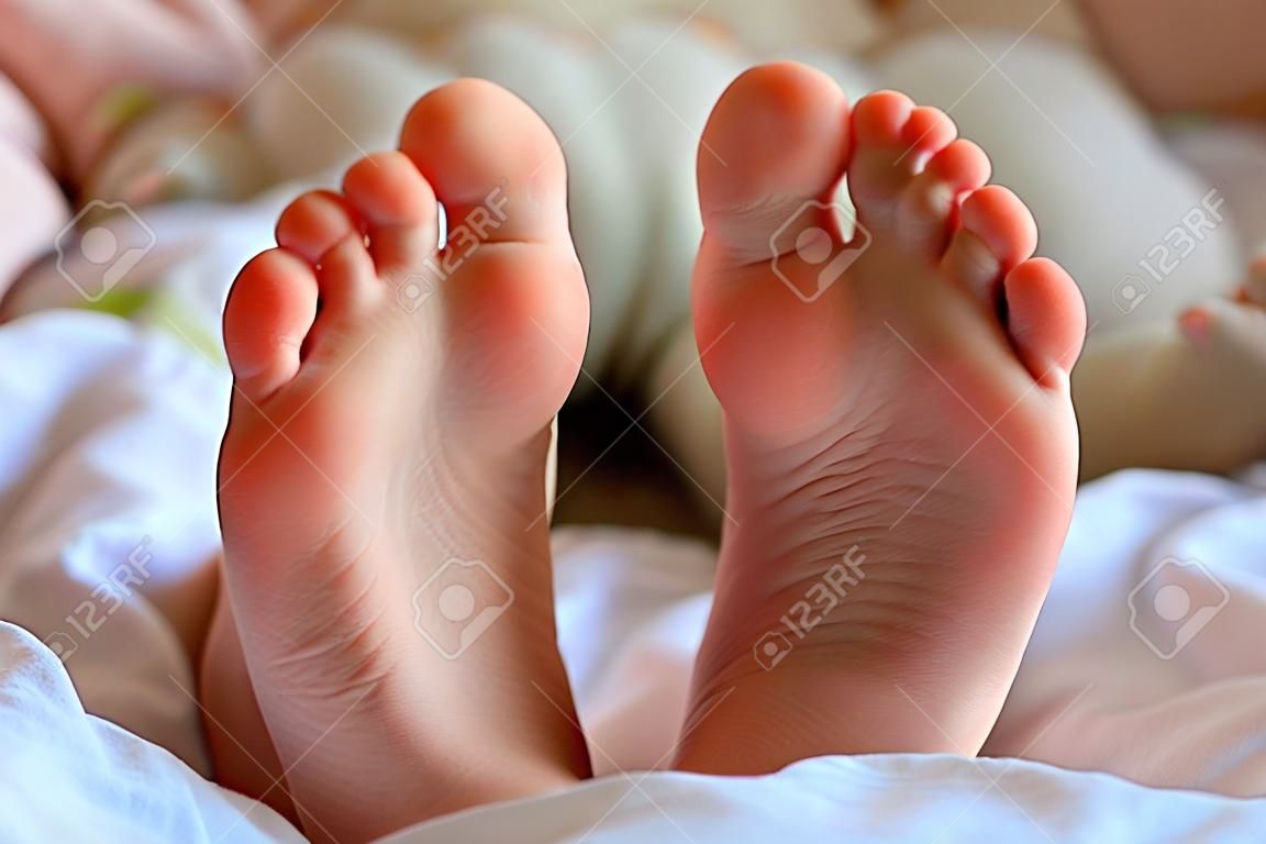 De tenen van jong meisje zijn gezond en mooi. Goed verzorgde tenen. Concept voor medische artikelen en zalven - het beeld van de tenen en voeten. Afbeelding van benen met ruimte voor inscripties en reclame.