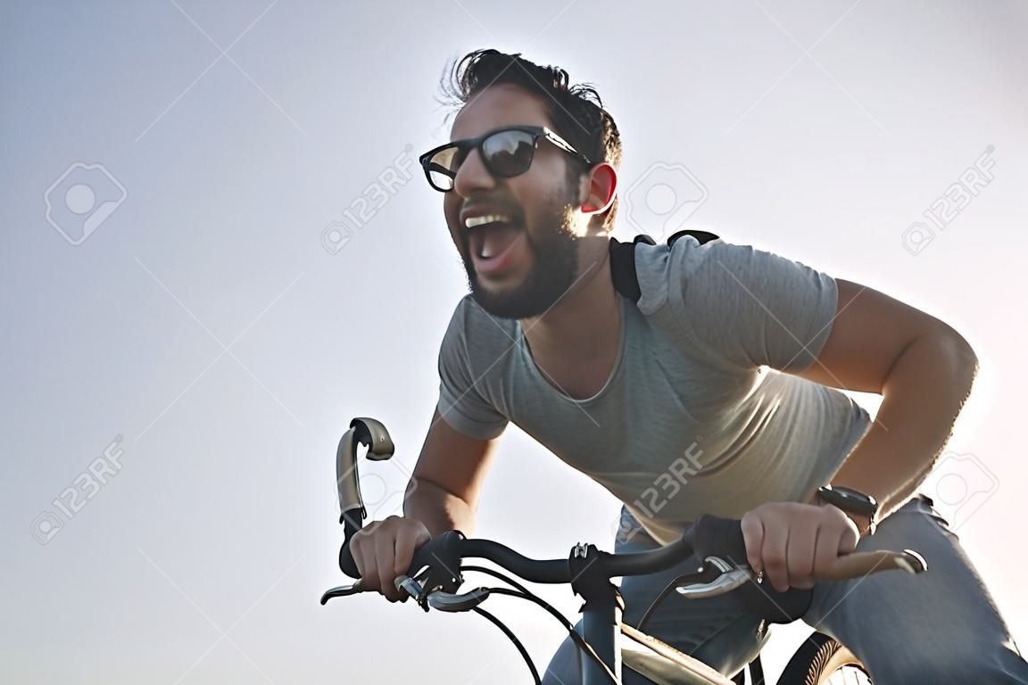 楽しい自転車を持つ男。レトロなスタイルのイメージ。