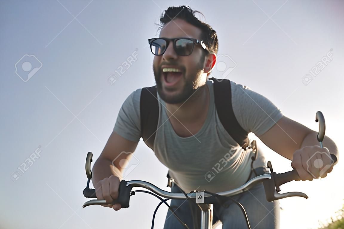 Mann mit Fahrrad Spaß. Bild im Retro-Stil.