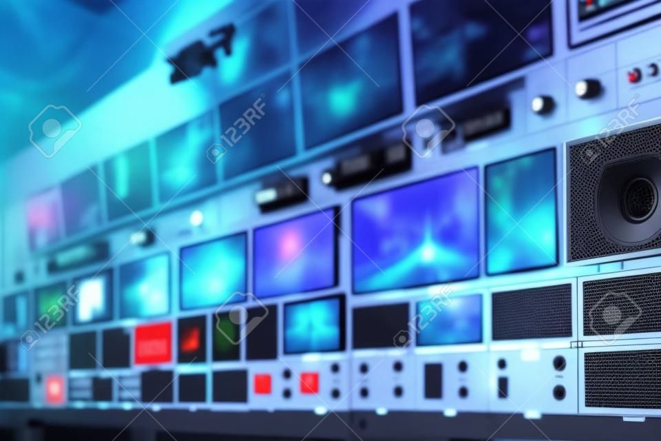 Interruptor de video de imagen borrosa de transmisión de televisión, trabajando con mezclador de video y audio, control de transmisiones en estudio de grabación.