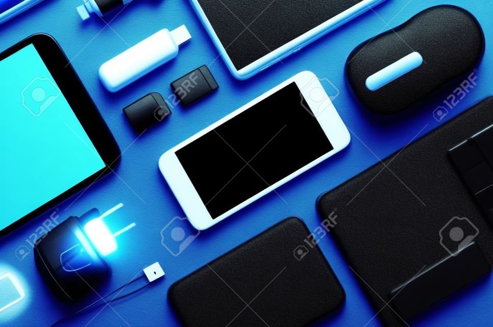 Gadgets électroniques Sur Fond De Béton Noir. Concept D'accessoires Pour  Une Entreprise Prospère. Mise à Plat.