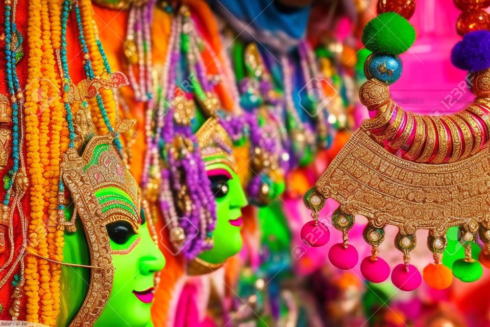 Coloridas máscaras chhou de la diosa hindú Durga y collares hechos a mano, en exhibición para la venta en la feria de artesanías, Kolkata, Bengala Occidental, India.