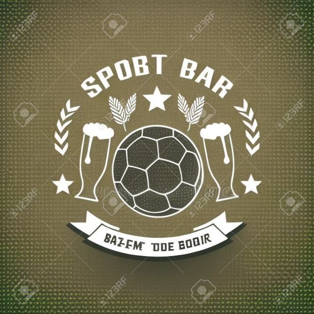 Ballon de football et symbole de la bière pour le modèle d'emblème de la barre de sport de football. Ballon de football et verre à bière. Style vintage sur fond isolé. Illustration vectorielle
