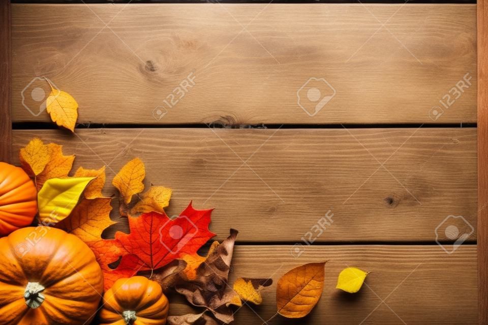 추수 감사절 또는 가을 휴가 배경, 상위 뷰, 복사 공간. 호박, 견과류, 노란 잎이 있는 가을 휴가 구성.