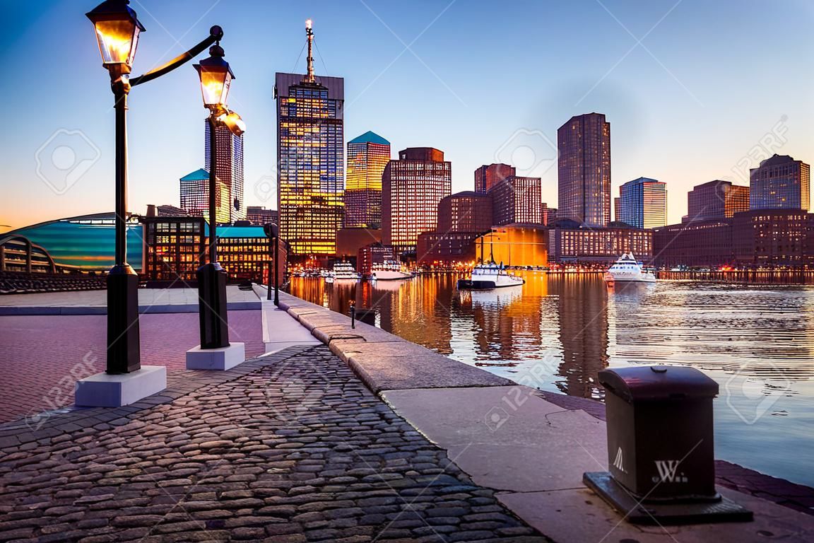 米国マサチューセッツ州のボストンハーバーと金融街。