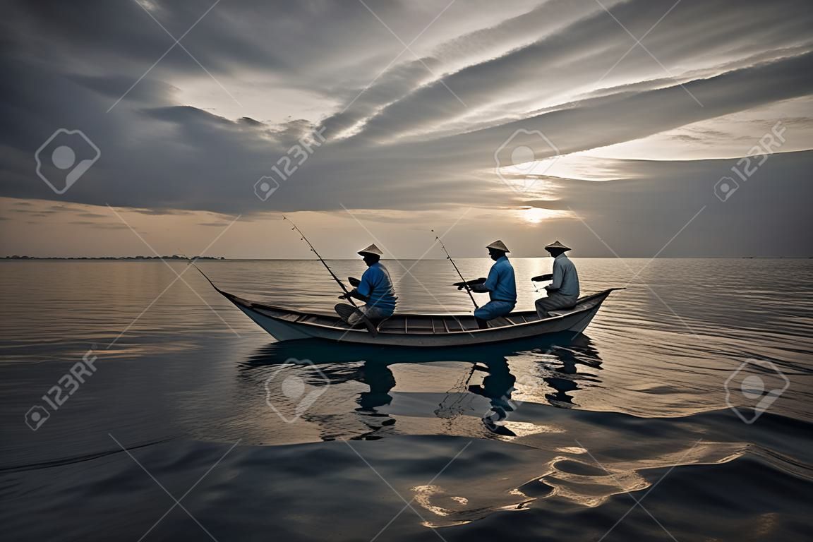 Fischer angeln in einem Boot bei Sonnenuntergang in Sri Lanka