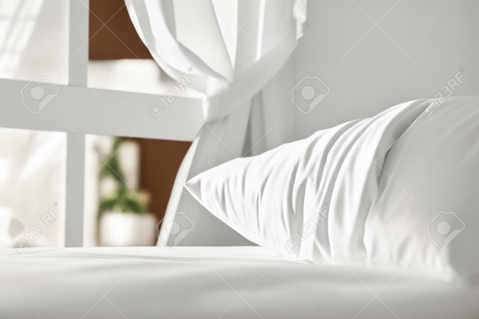 almohada blanca en la cama en la habitación en la mañana tiempo de proceso de la foto en estilo retro