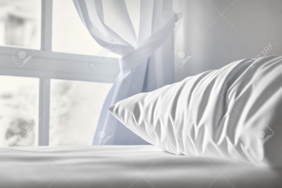 travesseiro branco na cama no quarto na manhã tempo processo foto em estilo retro