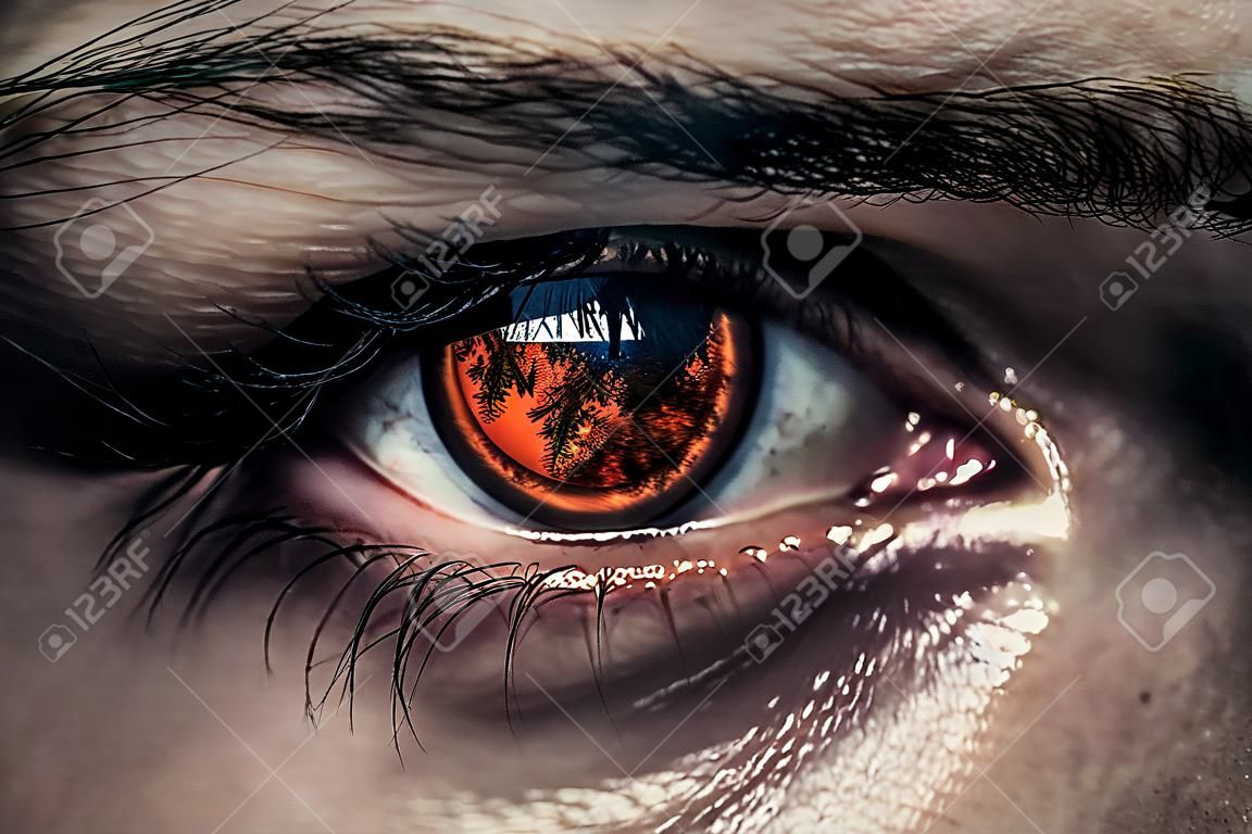 dunkle böse Augen mit oranger Pupille