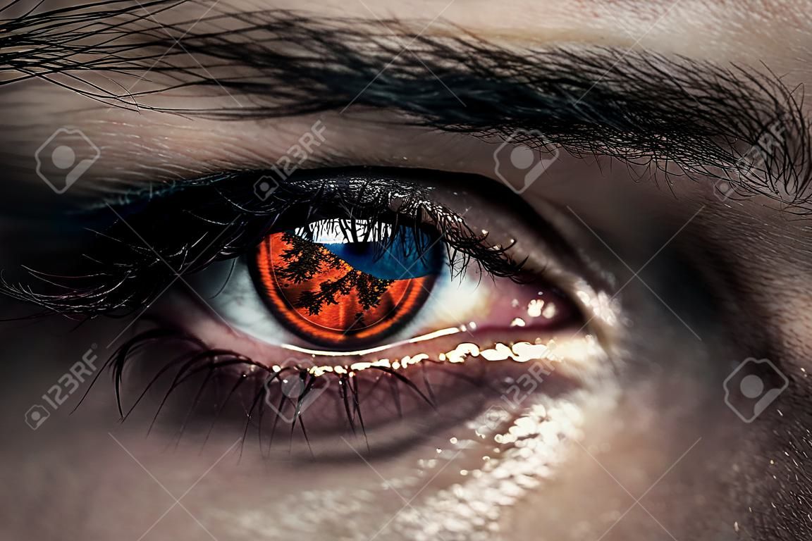 occhi diabolici scuri con pupilla arancione