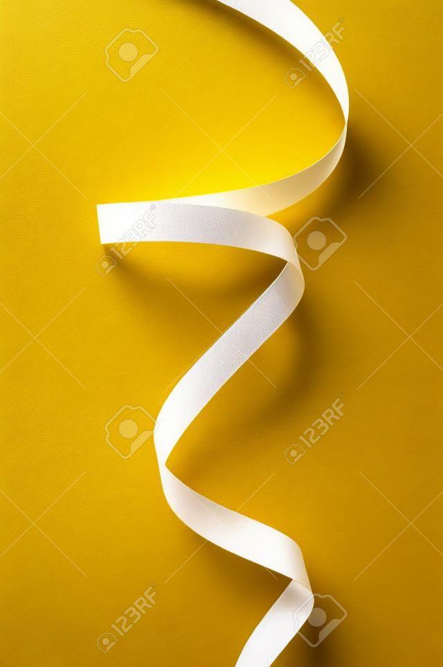 Immagini Stock - Nastro D'oro Giallo Su Uno Sfondo Bianco. Image 55882031