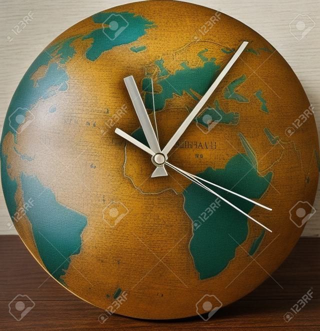 Relógio de suporte na forma do globo com três setas