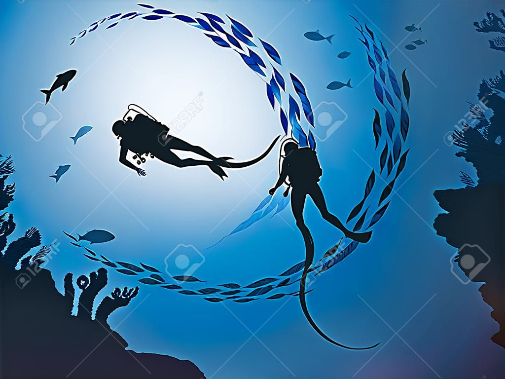 De groep van duikers stijgt uit de diepte van de oceaan