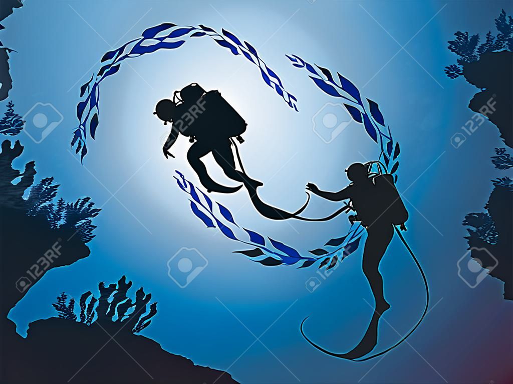 De groep van duikers stijgt uit de diepte van de oceaan