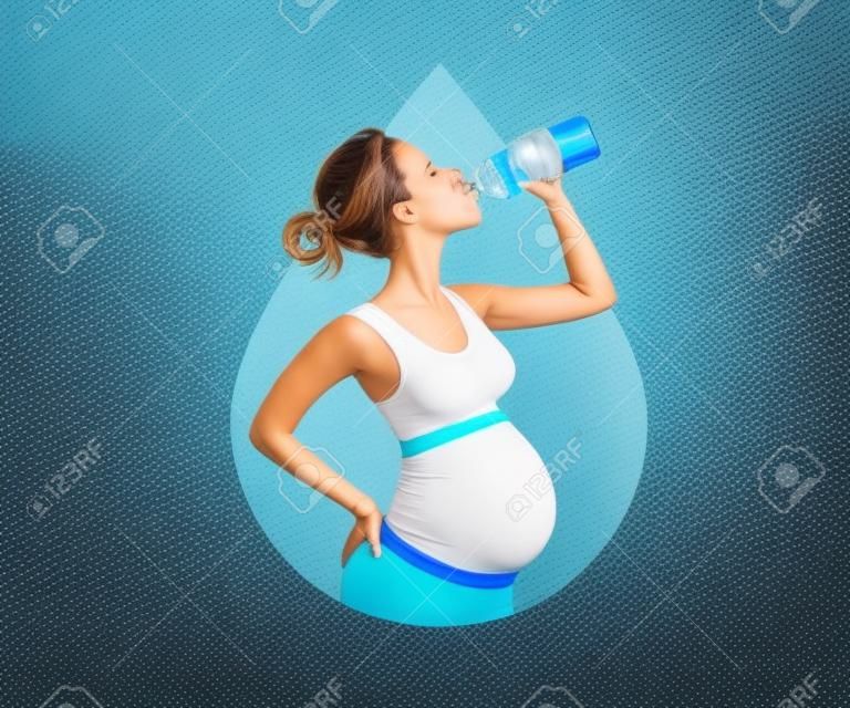 Młoda kobieta w ciąży piękna woda pitna po treningu. pozostań nawodniony.