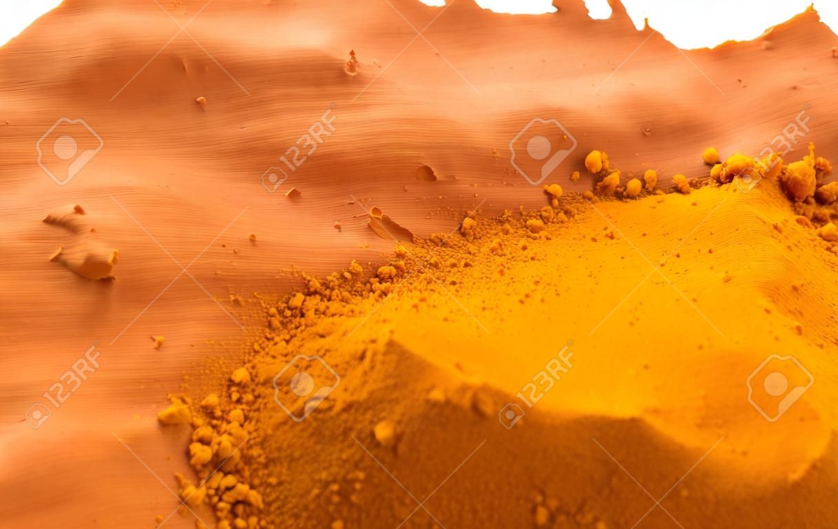 Ochre, ook gespeld ocher, een natuurlijke gele aarde pigment op basis van gehydrateerd ijzeroxide.