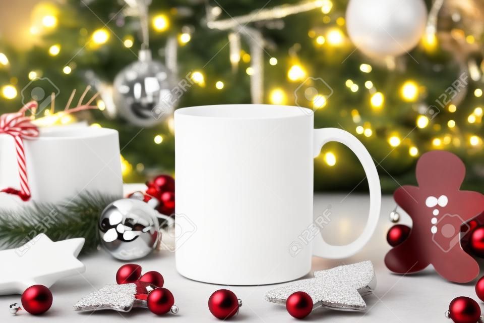 Copo de café de cerâmica branca e decoração de Natal no fundo da mesa de woon. mockup para mensagem de texto de publicidade criativa ou conteúdo promocional.