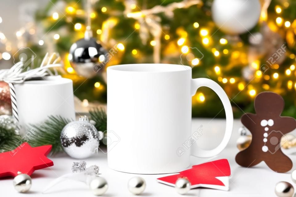 Copo de café de cerâmica branca e decoração de Natal no fundo da mesa de woon. mockup para mensagem de texto de publicidade criativa ou conteúdo promocional.