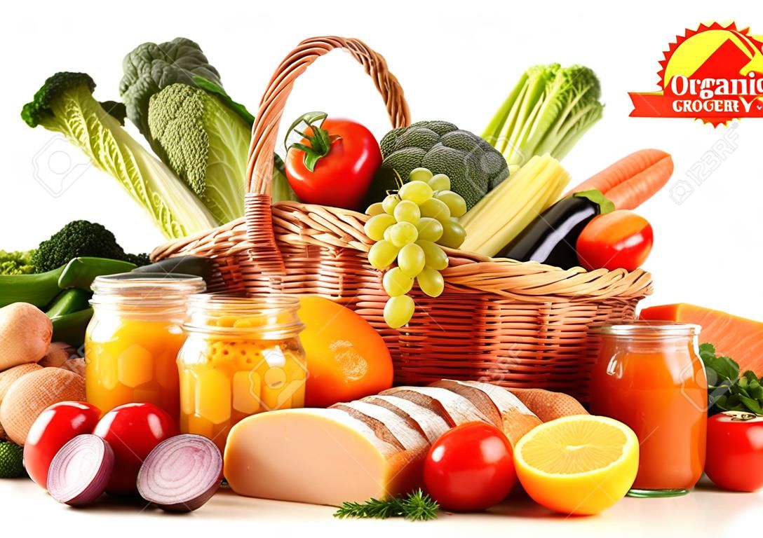 Variedad de productos comestibles orgánicos aislados en blanco