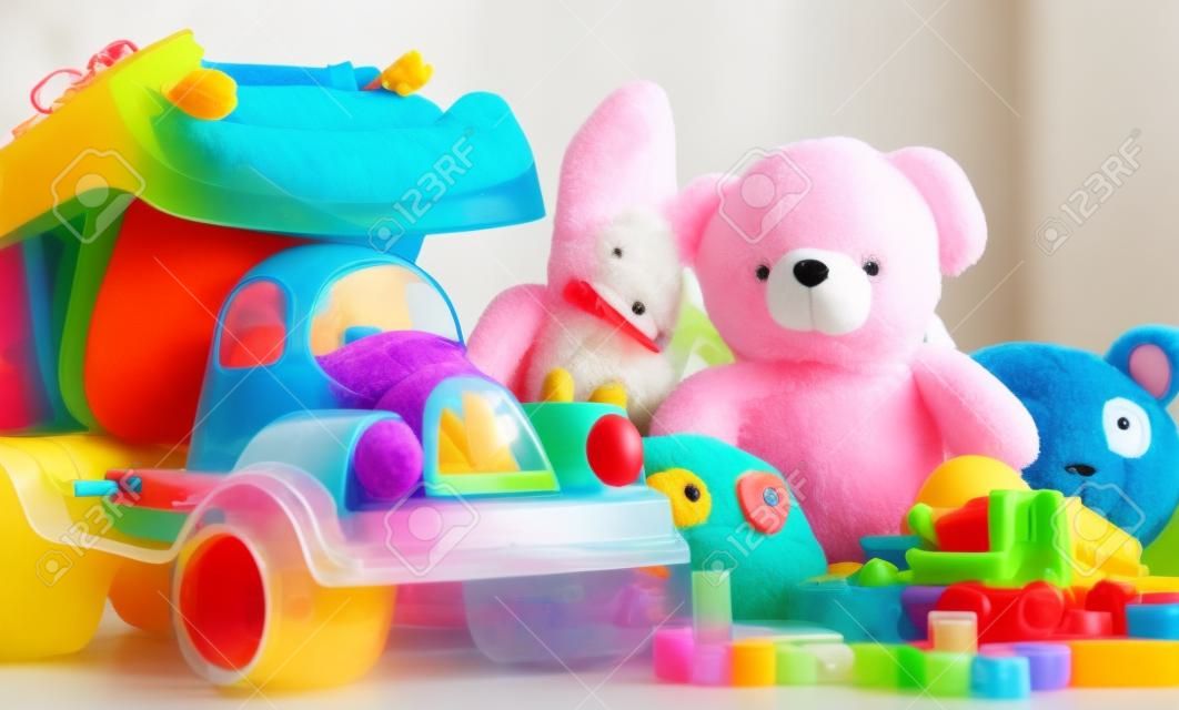 Buntes Plastik- und Plüschspielzeug in einem Kinderzimmer.