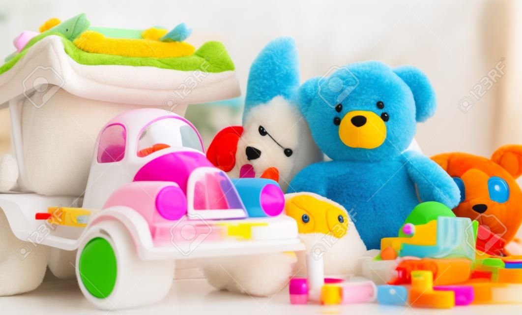 Buntes Plastik- und Plüschspielzeug in einem Kinderzimmer.