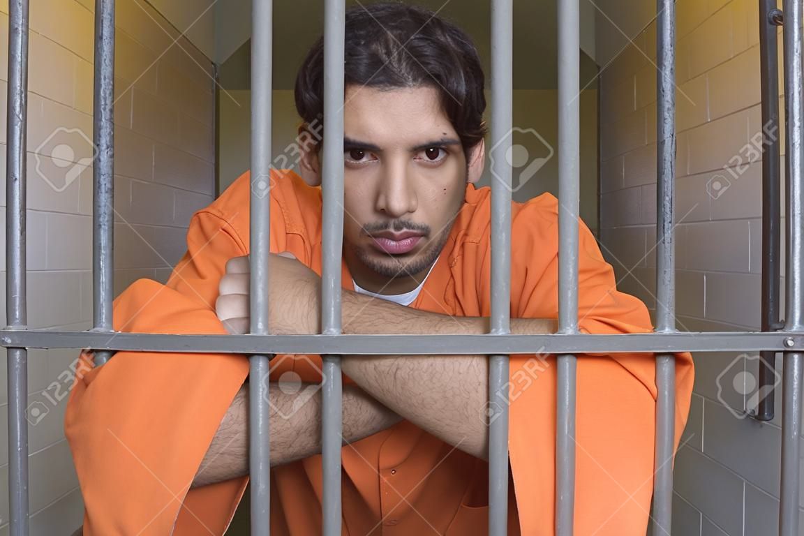 Portrait d'un prisonnier derrière les barreaux