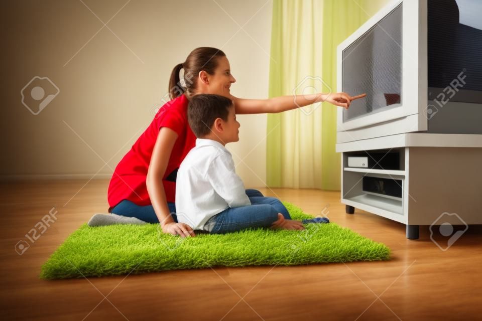 Anya és fia tévénézés
