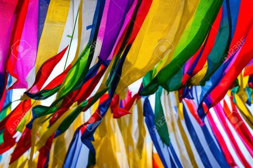 banderas de oración colorul en Lhasa, Tíbet, China