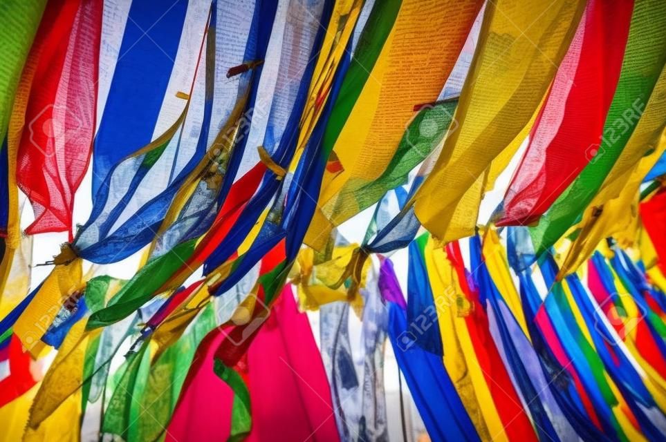 banderas de oración colorul en Lhasa, Tíbet, China